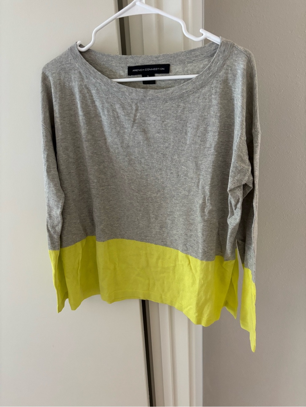 French Connection Gray & Yellow Colorblock Long Sleeve Tee